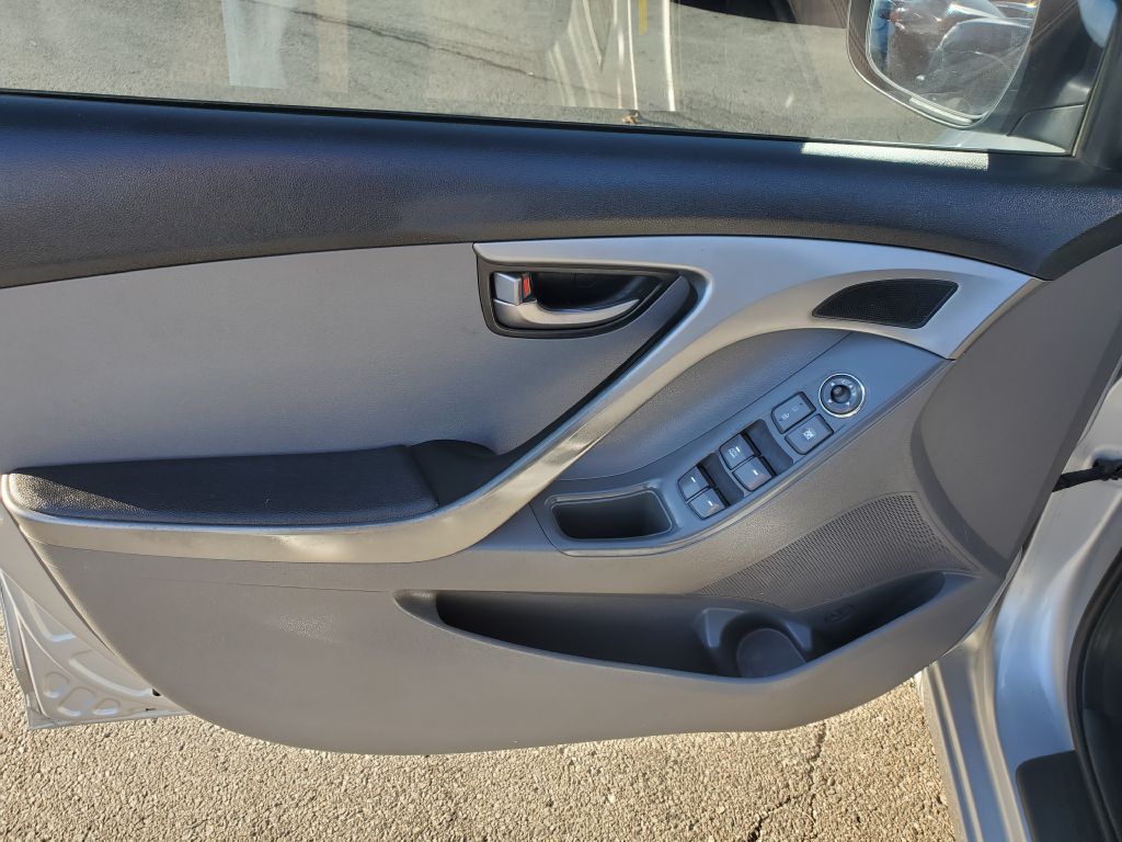 Photo 9 of this HYUNDAI ELANTRA