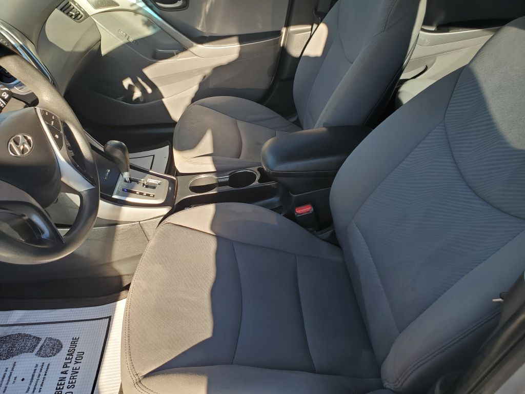 Photo 10 of this HYUNDAI ELANTRA