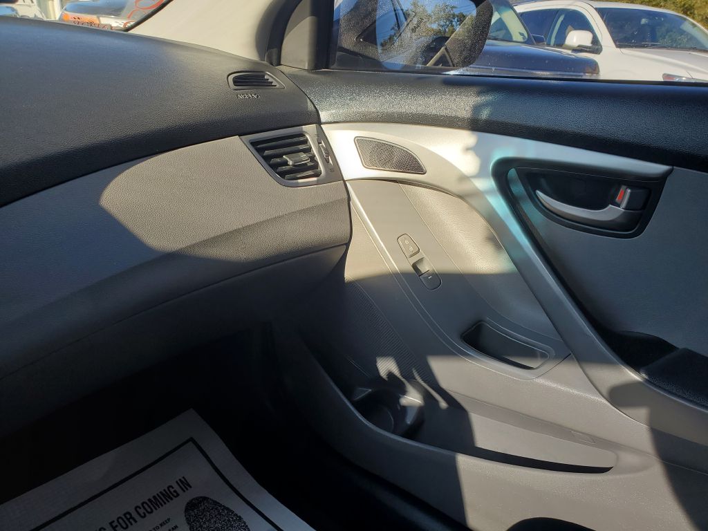 Photo 14 of this HYUNDAI ELANTRA