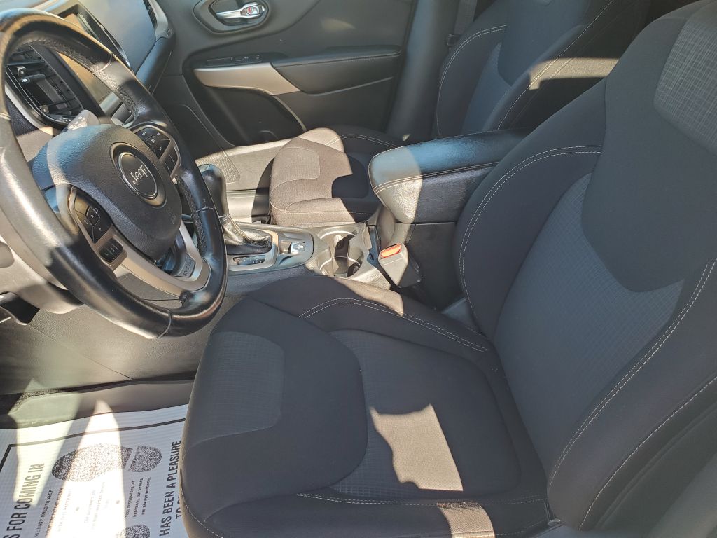 Photo 10 of this JEEP CHEROKEE