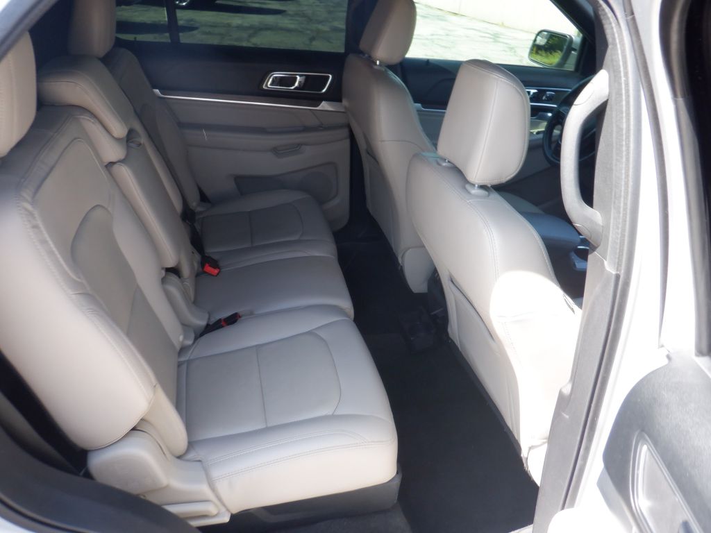 Photo 13 of this FORD EXPLORER