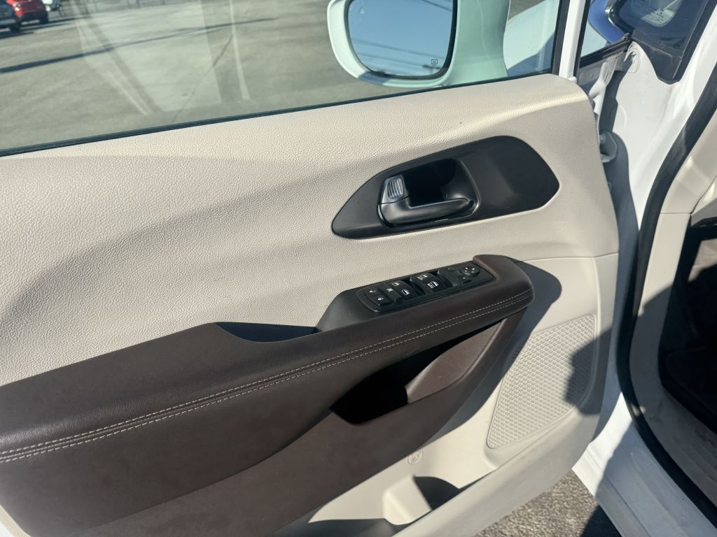 2019 Chrysler Pacifica #8