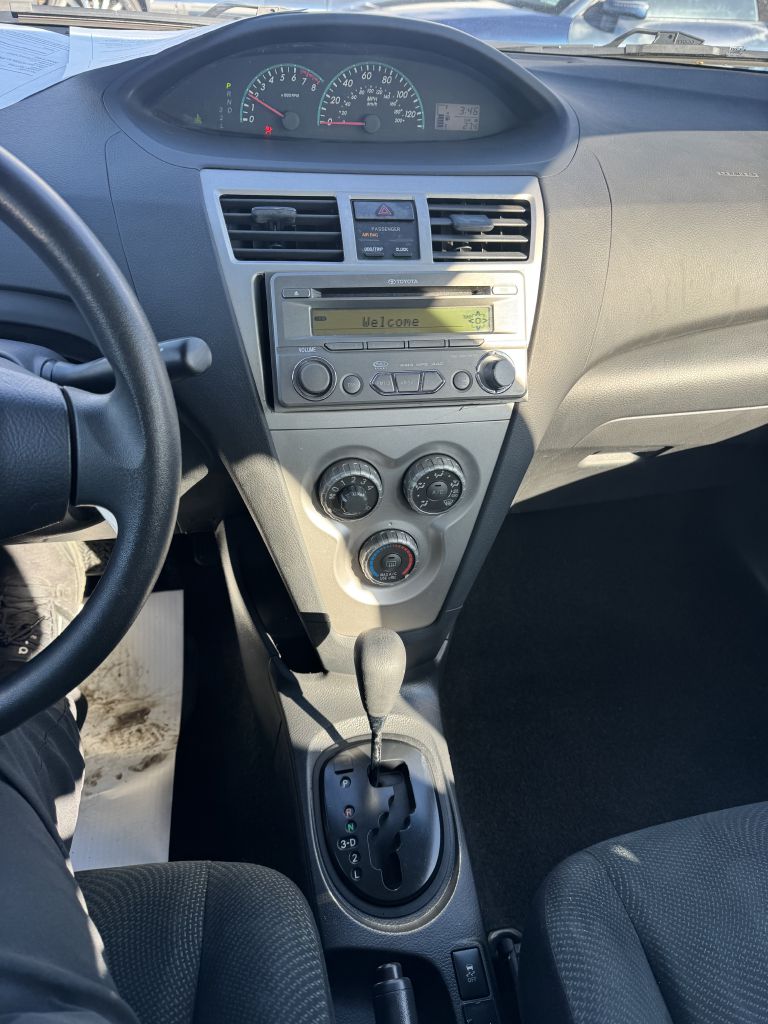 2012 Toyota Yaris #7