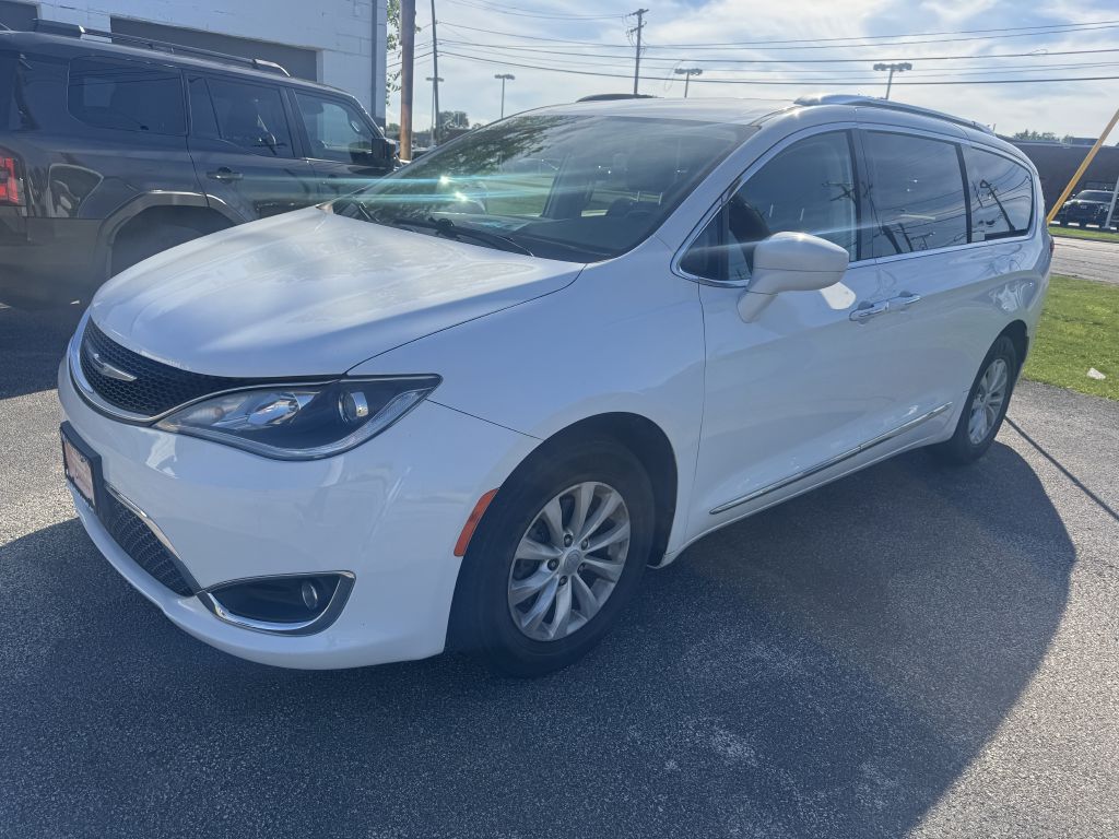 Photo 3 of this CHRYSLER PACIFICA