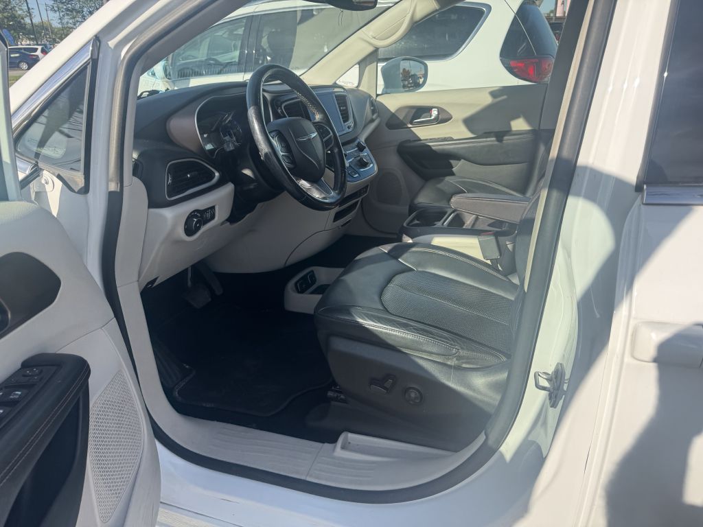 Photo 7 of this CHRYSLER PACIFICA