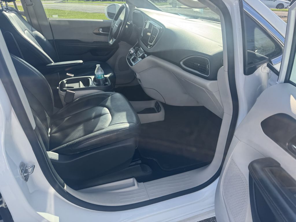 Photo 8 of this CHRYSLER PACIFICA