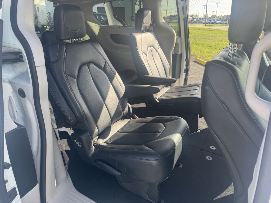 Photo 9 of this CHRYSLER PACIFICA