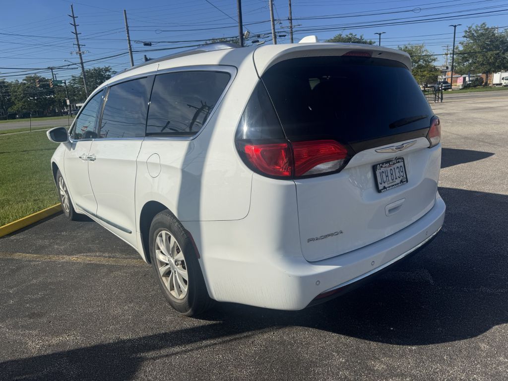 Photo 4 of this CHRYSLER PACIFICA