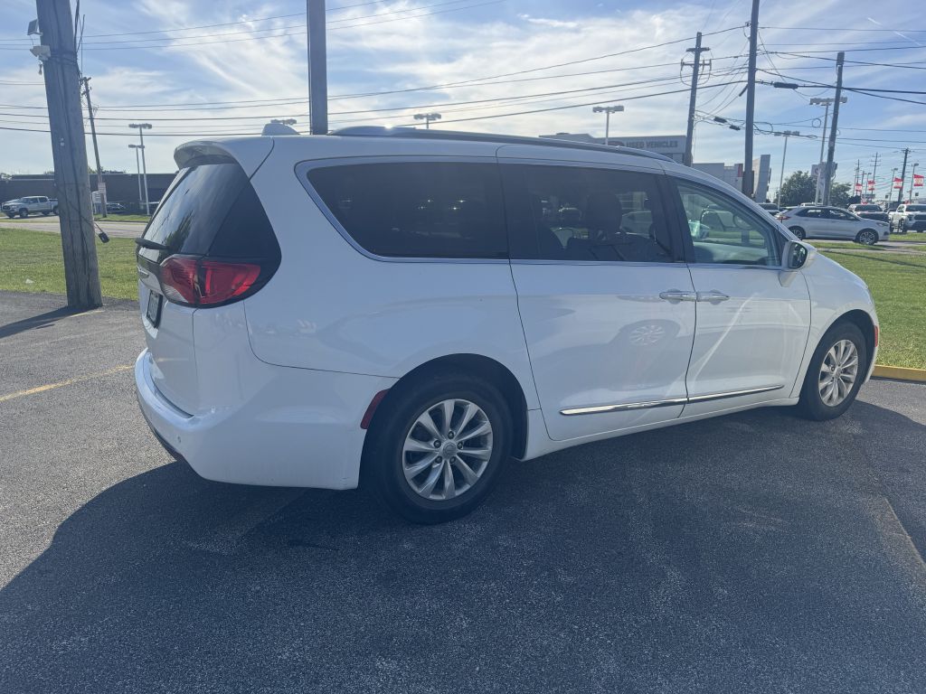 Photo 5 of this CHRYSLER PACIFICA
