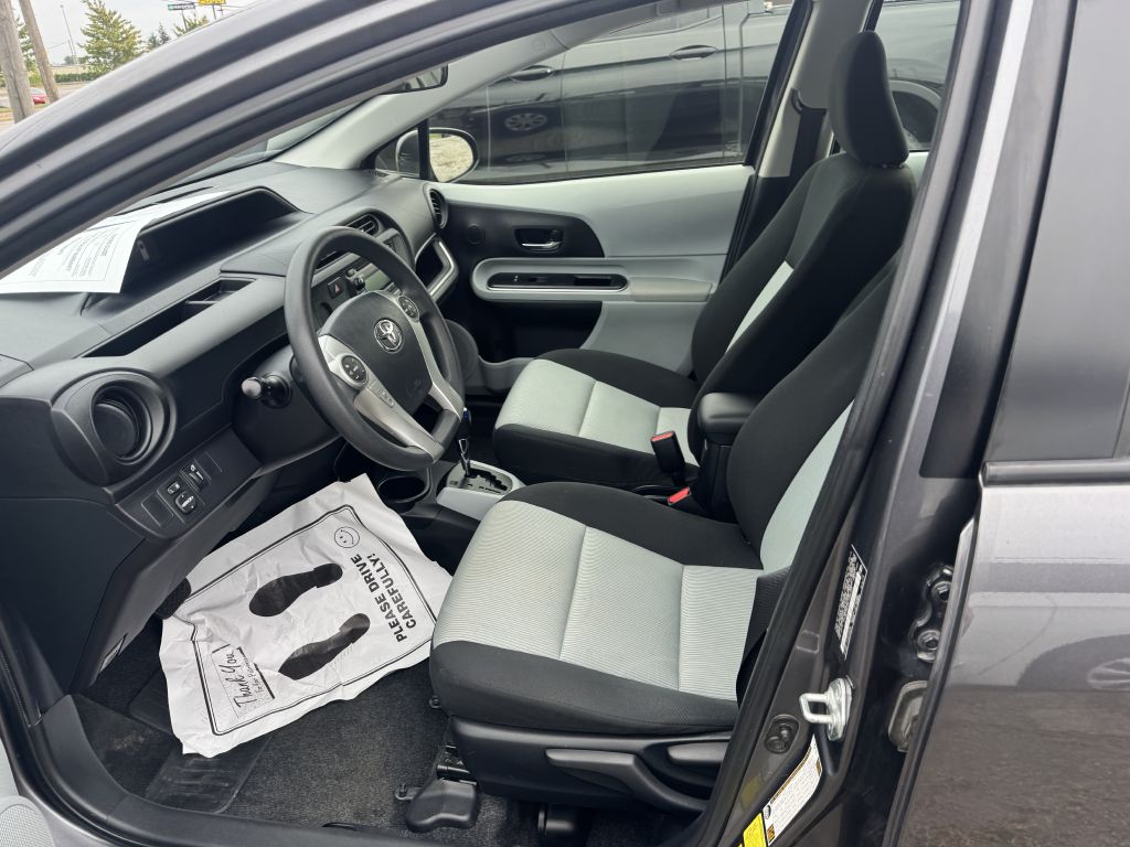 Photo 14 of this TOYOTA PRIUS C