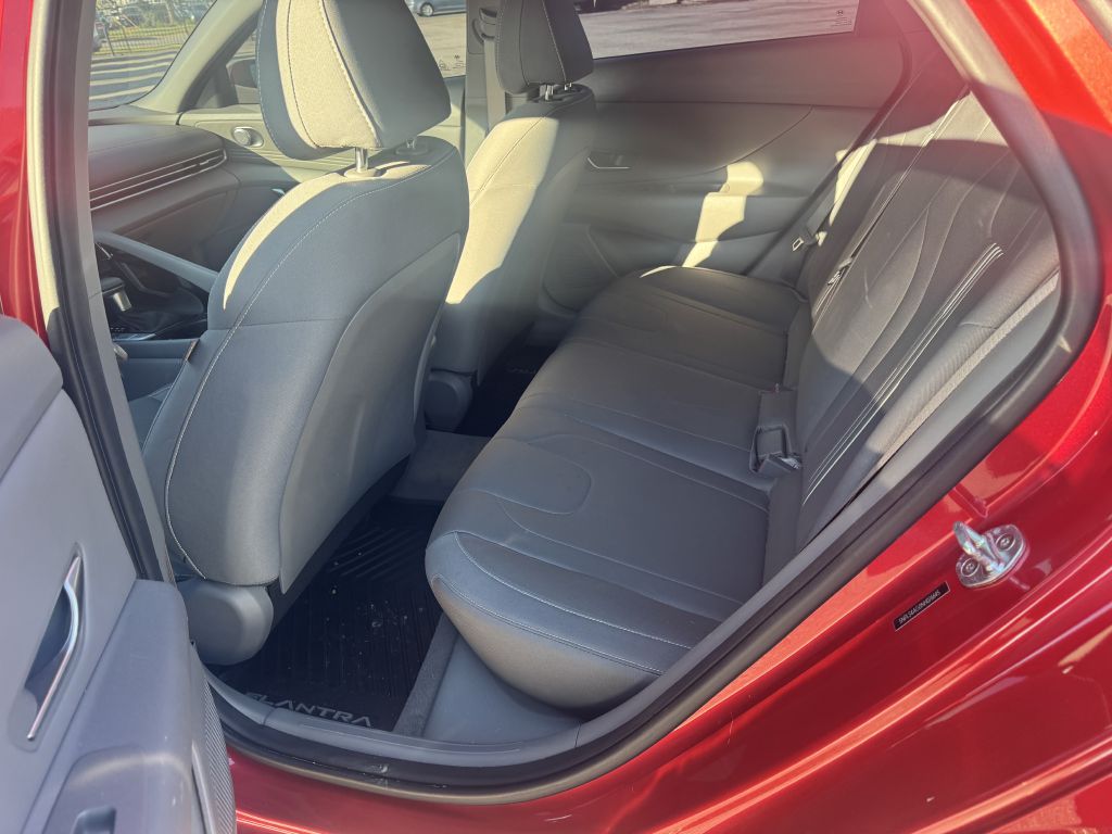 Photo 9 of this HYUNDAI ELANTRA
