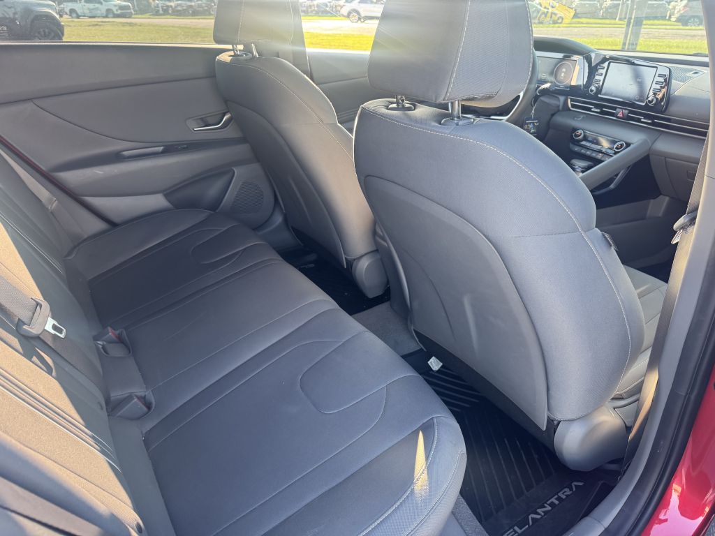 Photo 11 of this HYUNDAI ELANTRA