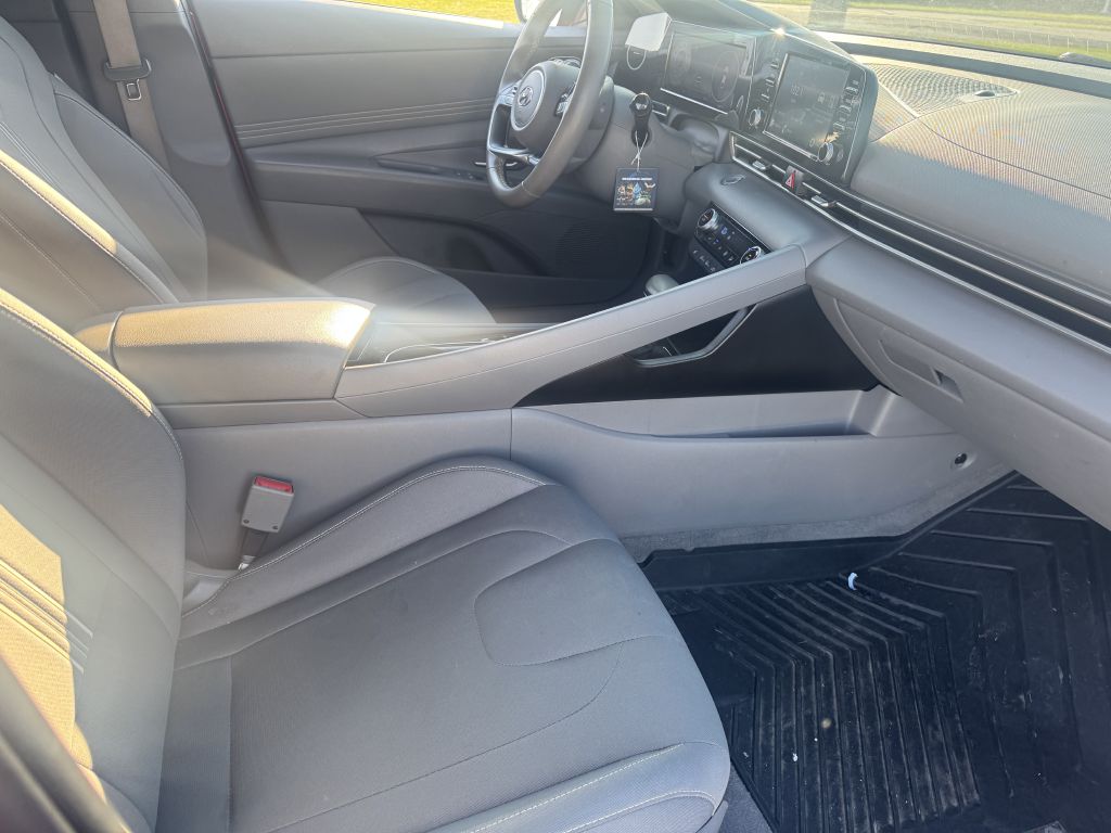 Photo 12 of this HYUNDAI ELANTRA