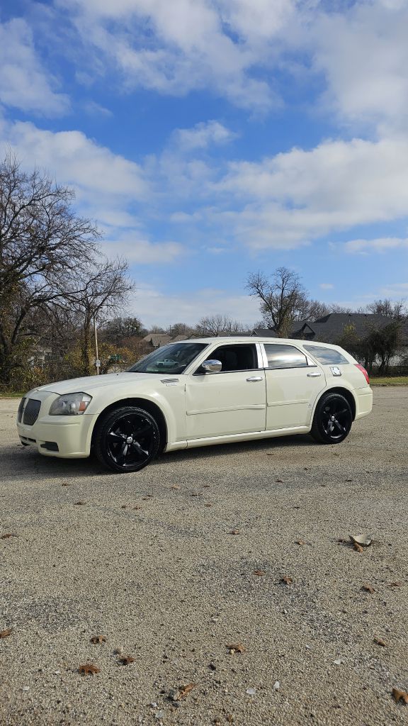 Dodge Magnum SE RWD