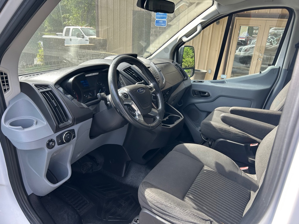 Photo 13 of this FORD TRANSIT 150
