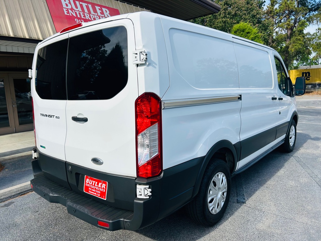 Photo 3 of this FORD TRANSIT 150