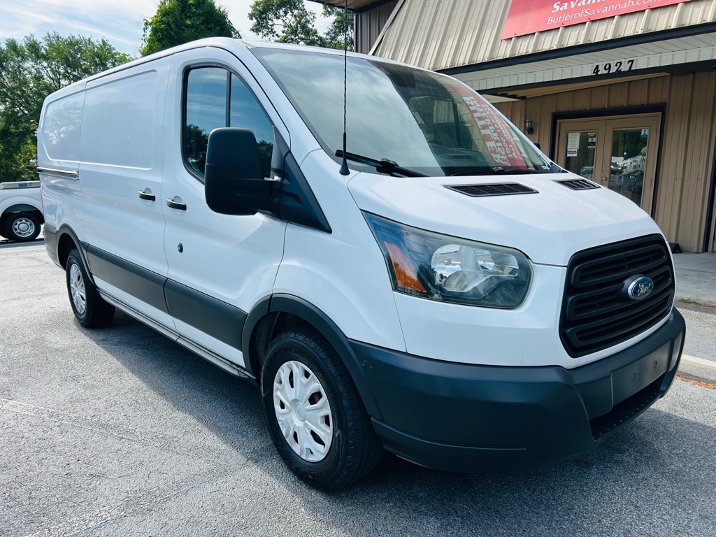 Photo 2 of this FORD TRANSIT 150