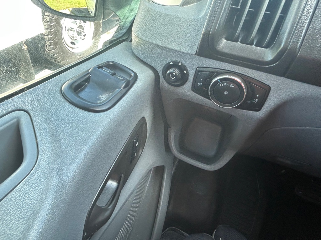 Photo 25 of this FORD TRANSIT 250