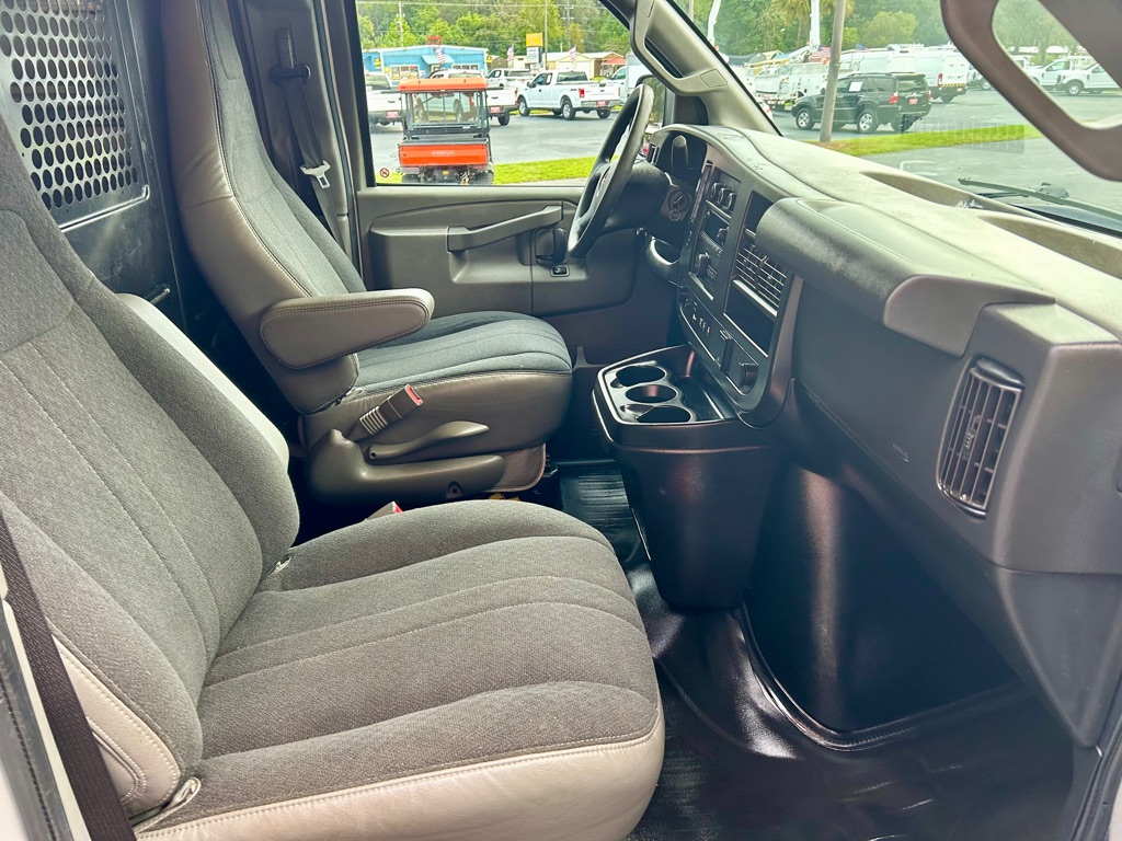 Photo 21 of this GMC SAVANA 2500