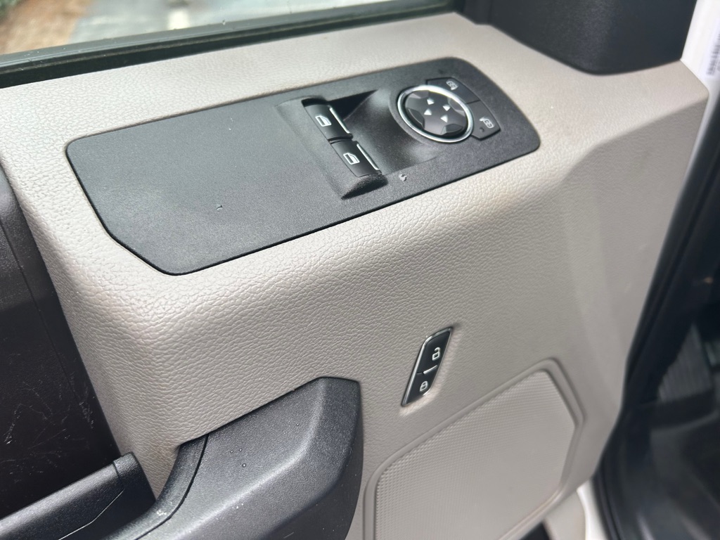 Photo 19 of this FORD F150 REGULAR