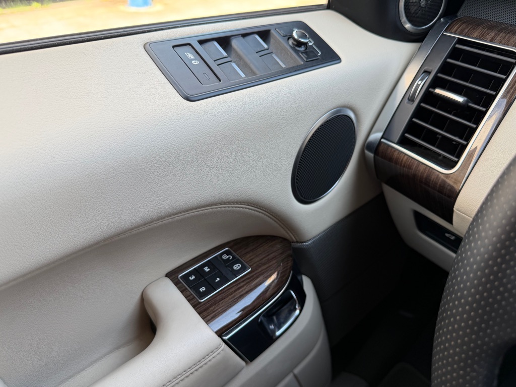 Photo 17 of this LAND ROVER RANGE ROVER SPO