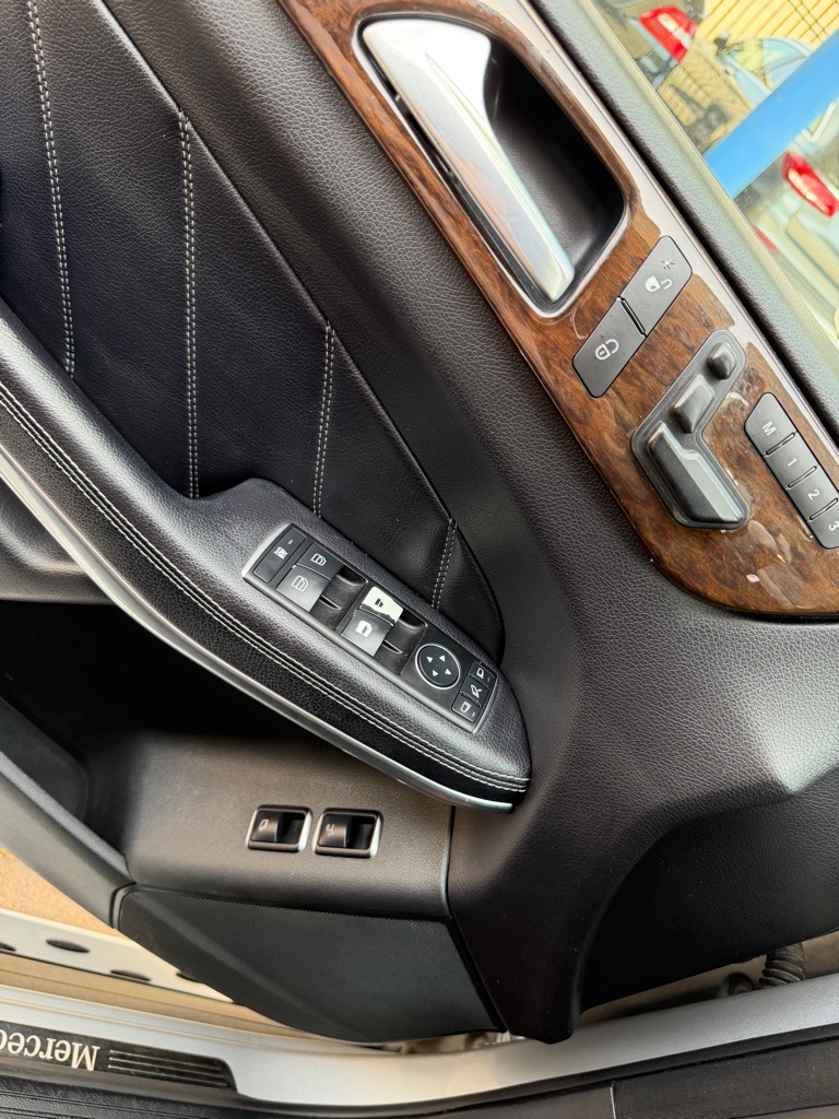 Photo 9 of this MERCEDES-BENZ GL