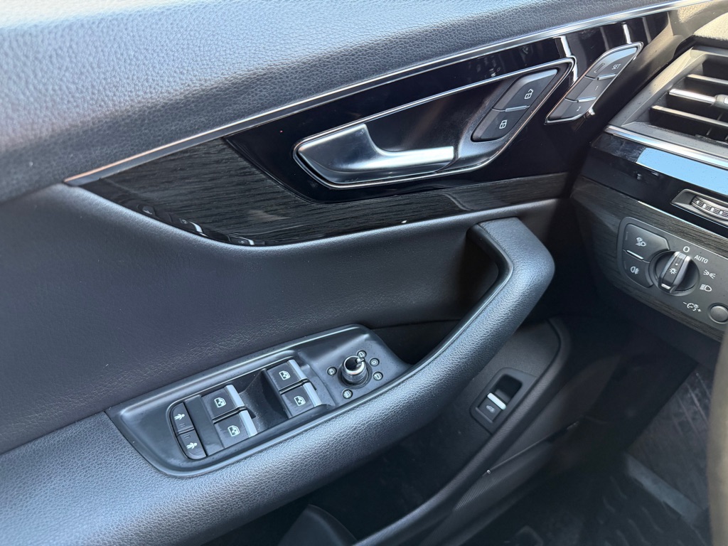 Photo 10 of this AUDI Q7
