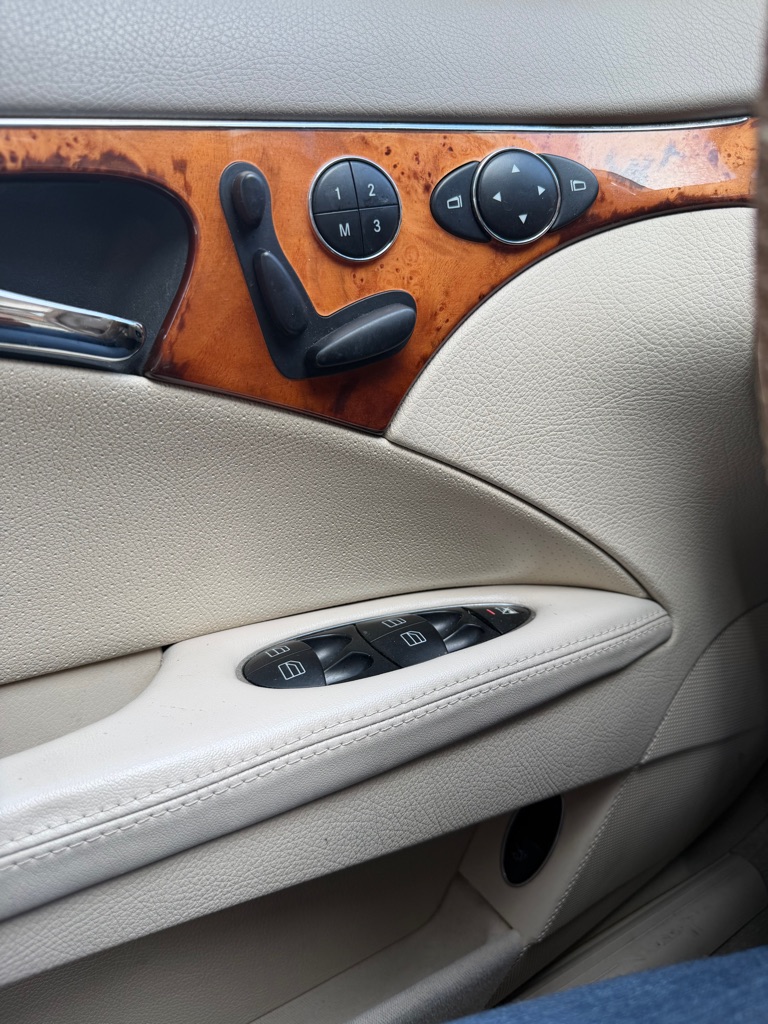 Photo 12 of this MERCEDES-BENZ E-CLASS