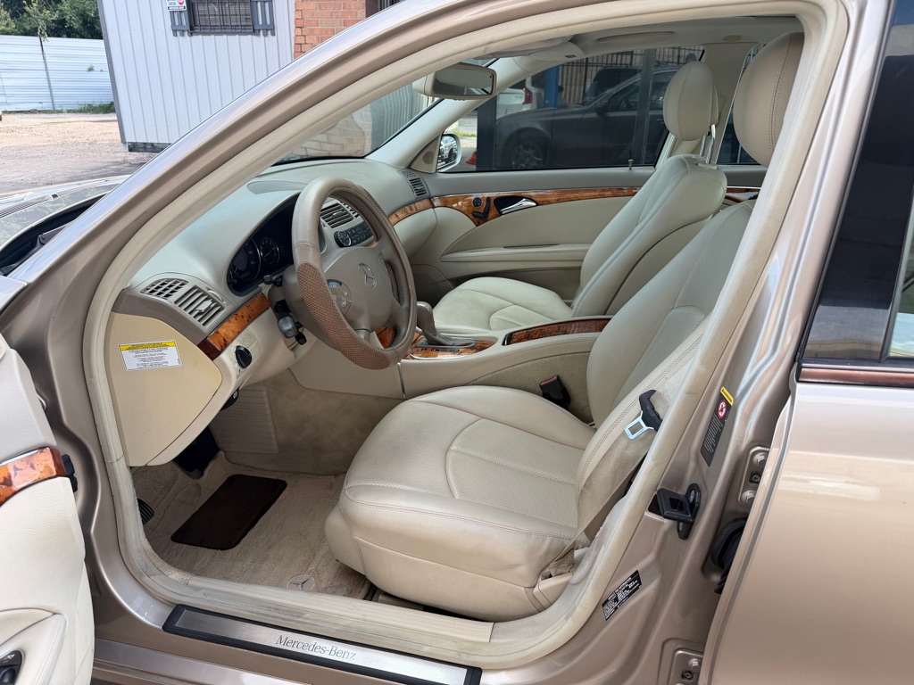 Photo 8 of this MERCEDES-BENZ E-CLASS