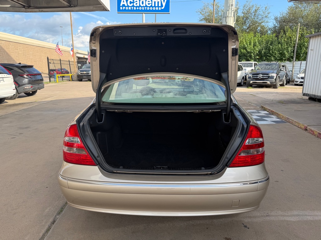 Photo 19 of this MERCEDES-BENZ E-CLASS