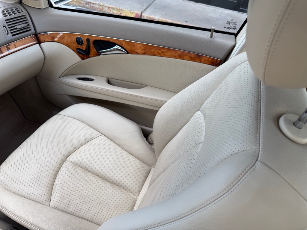 Photo 17 of this MERCEDES-BENZ E-CLASS