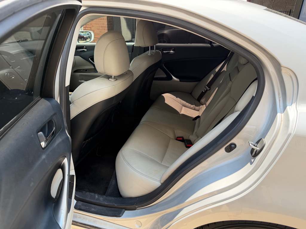 Photo 8 of this LEXUS IS