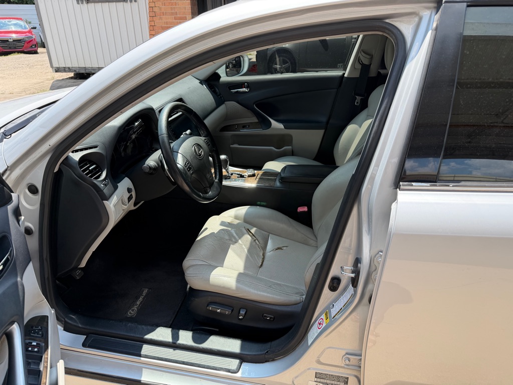 Photo 7 of this LEXUS IS