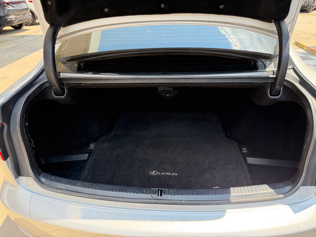 Photo 17 of this LEXUS IS