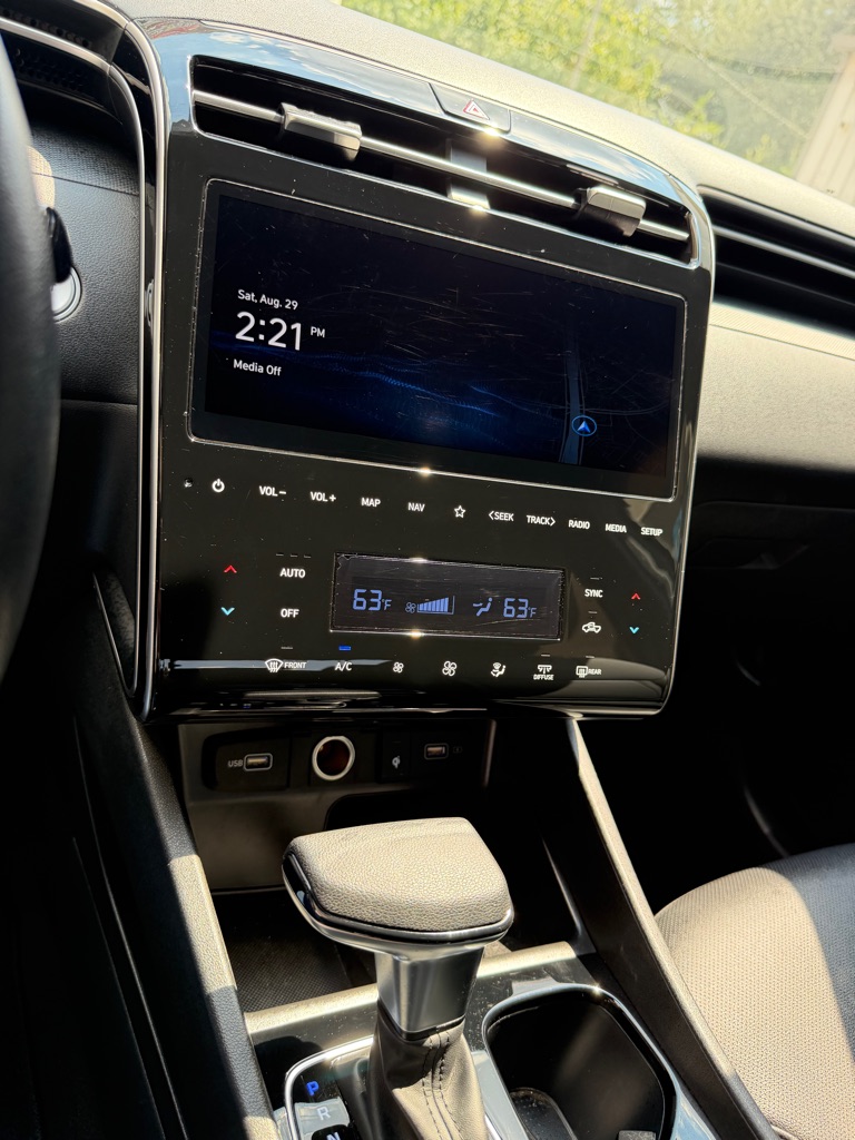Photo 13 of this HYUNDAI SANTA CRUZ