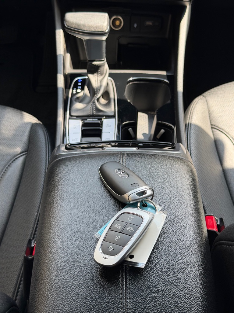Photo 18 of this HYUNDAI SANTA CRUZ