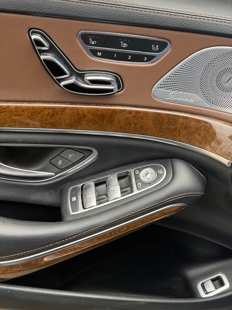 Photo 17 of this MERCEDES-BENZ S-CLASS