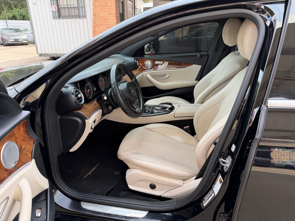 Photo 7 of this MERCEDES-BENZ E-CLASS