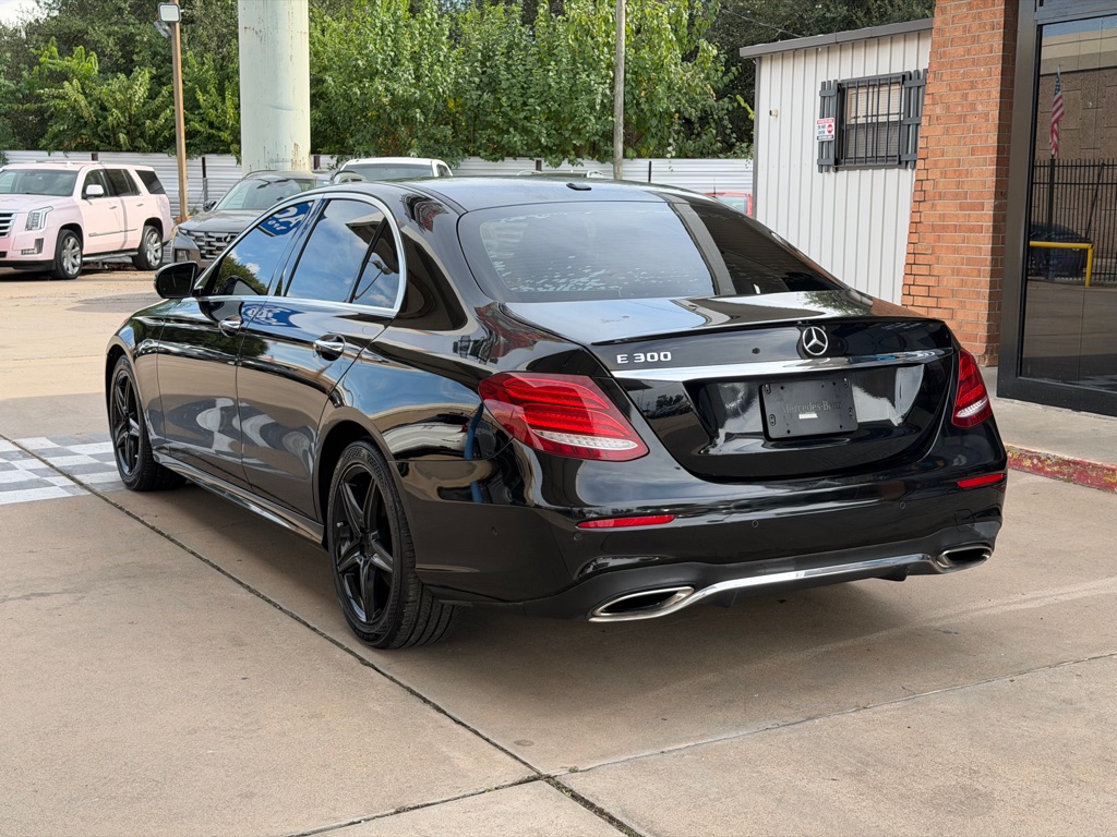 Photo 3 of this MERCEDES-BENZ E-CLASS