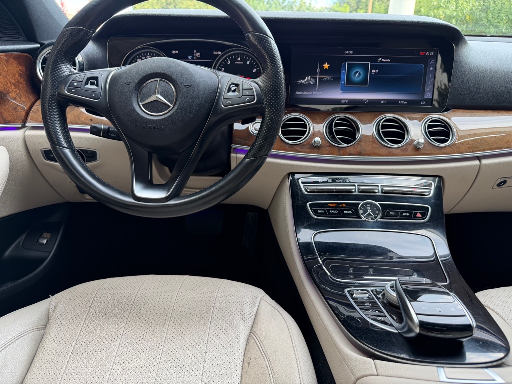 Photo 10 of this MERCEDES-BENZ E-CLASS