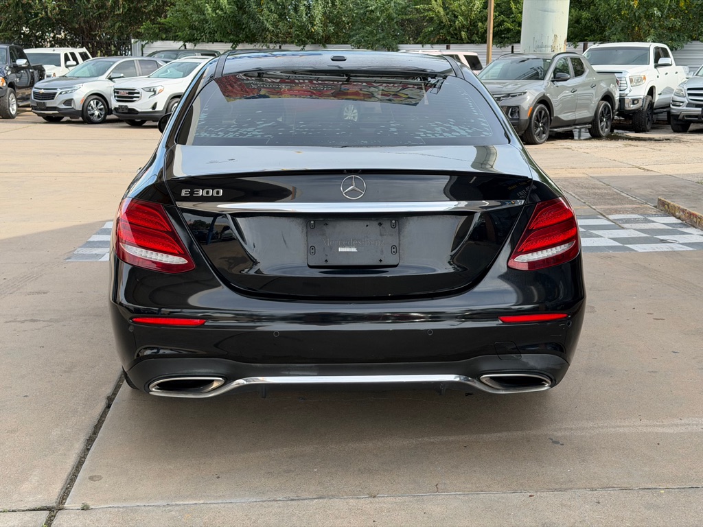 Photo 4 of this MERCEDES-BENZ E-CLASS