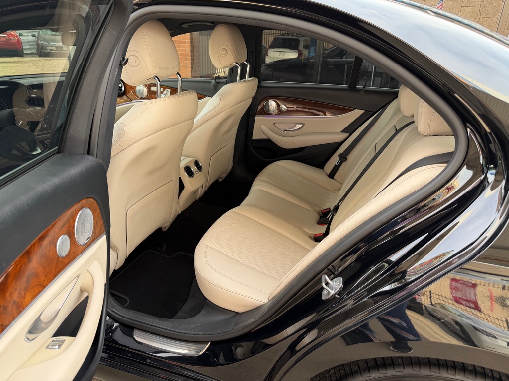 Photo 8 of this MERCEDES-BENZ E-CLASS