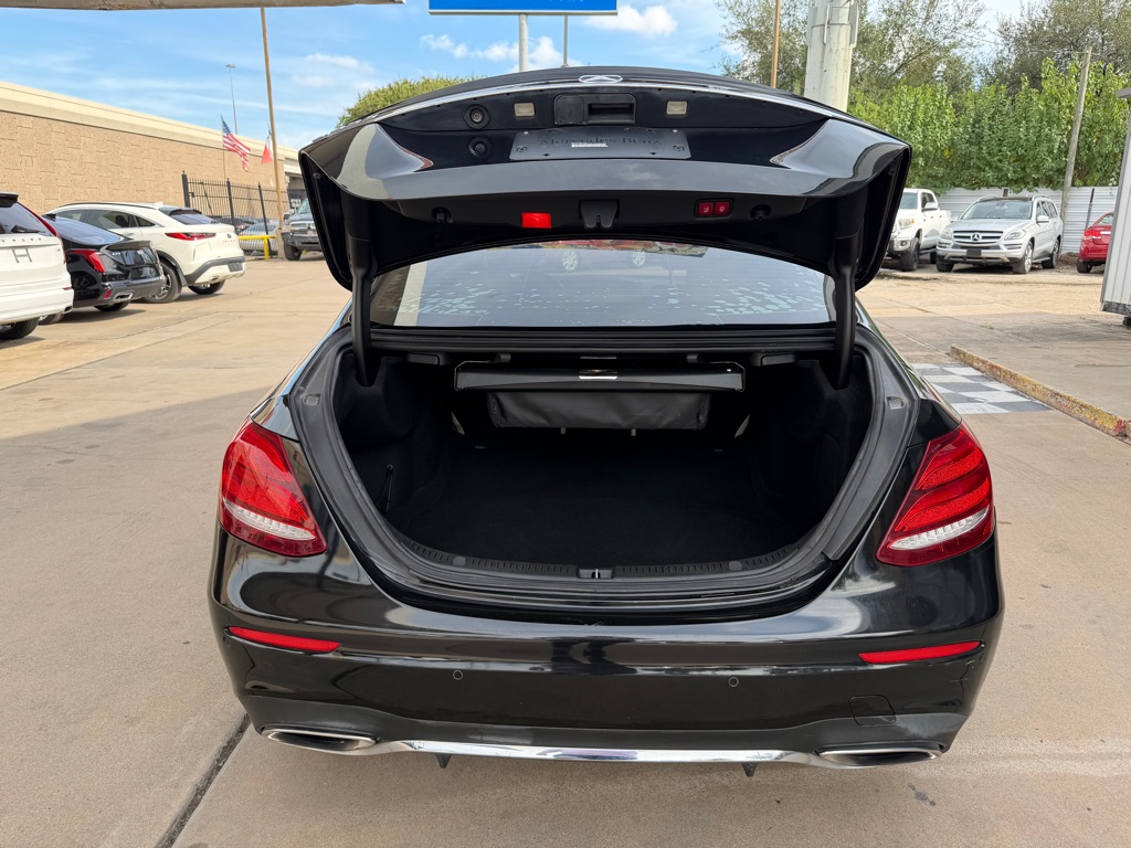 Photo 17 of this MERCEDES-BENZ E-CLASS