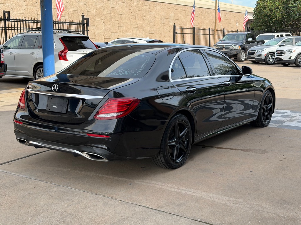 Photo 5 of this MERCEDES-BENZ E-CLASS