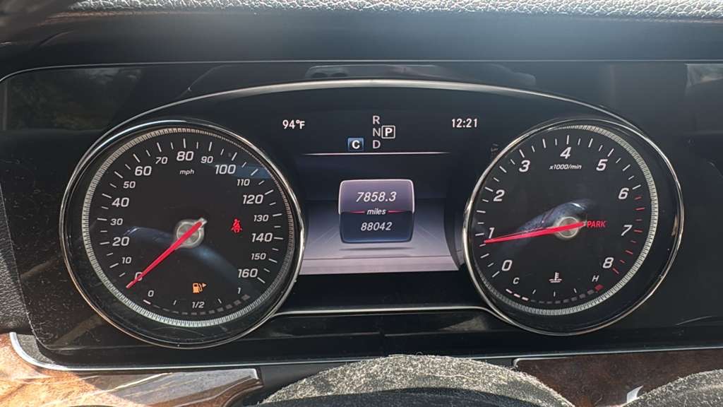 Photo 19 of this MERCEDES-BENZ E-CLASS