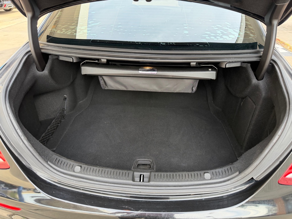 Photo 18 of this MERCEDES-BENZ E-CLASS