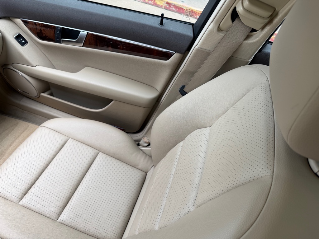 Photo 18 of this MERCEDES-BENZ C-CLASS