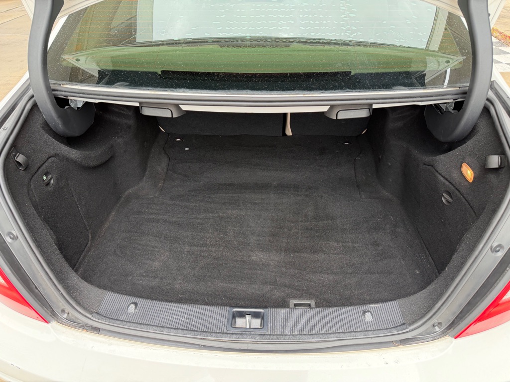 Photo 22 of this MERCEDES-BENZ C-CLASS