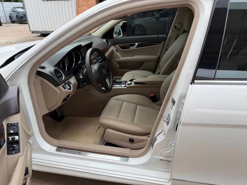 Photo 7 of this MERCEDES-BENZ C-CLASS