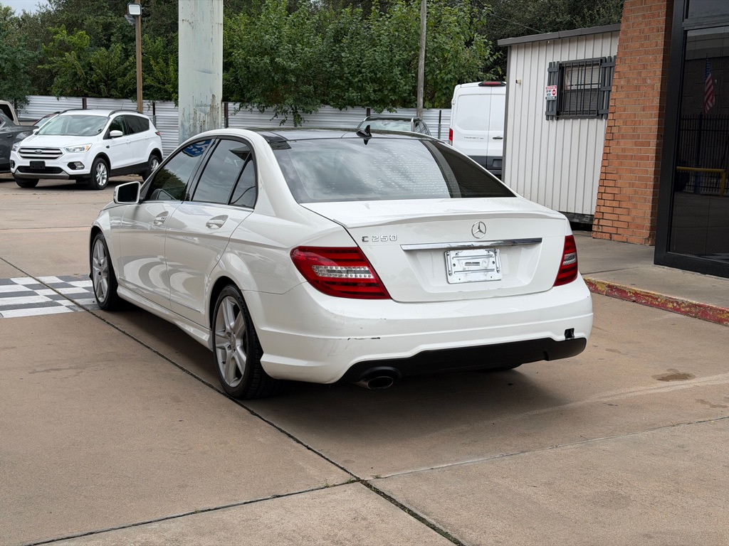 Photo 3 of this MERCEDES-BENZ C-CLASS